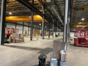 Intérieur entrepot avec de nouvelle lumière - Service installation éclairage intérieur et extérieur en Montérégie - Les Entreprise Électricité R.B.M