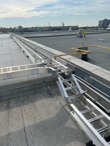 Pose des fils sur le toit - Service installation éclairage intérieur et extérieur en Montérégie - Les Entreprise Électricité R.B.M